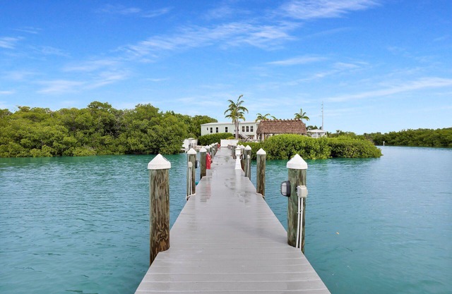 Navigate Stays Private Home w/Pool/Hot-Tub & Dock
