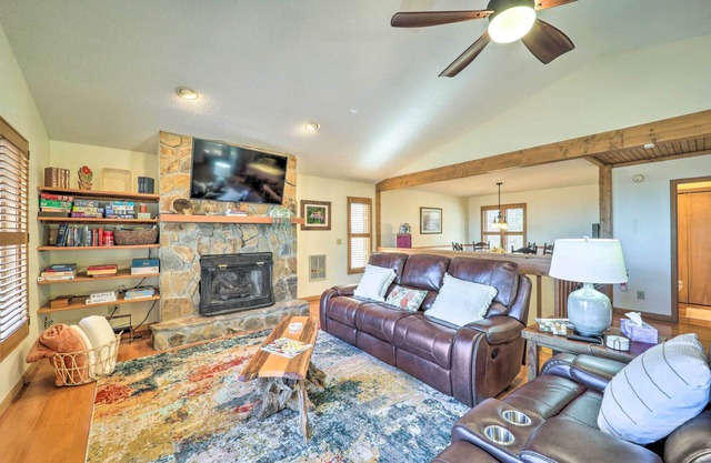 Near Beech Mountain: Crimson Cabin w/Views