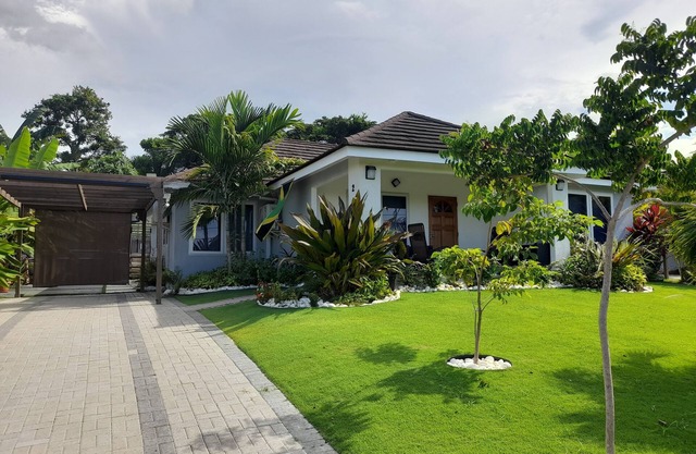 Near Dunn's River Falls, w/Pool, Beach Access, A/C, WiFi, Playpen & baby bath