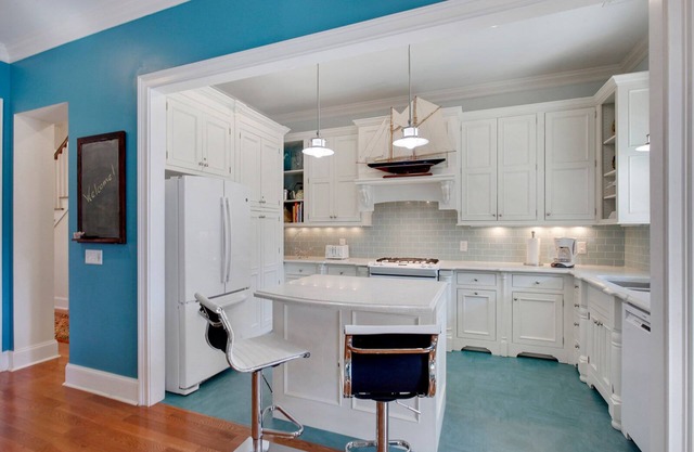 Near Forsyth Park with Huge Yard + Room to Relax