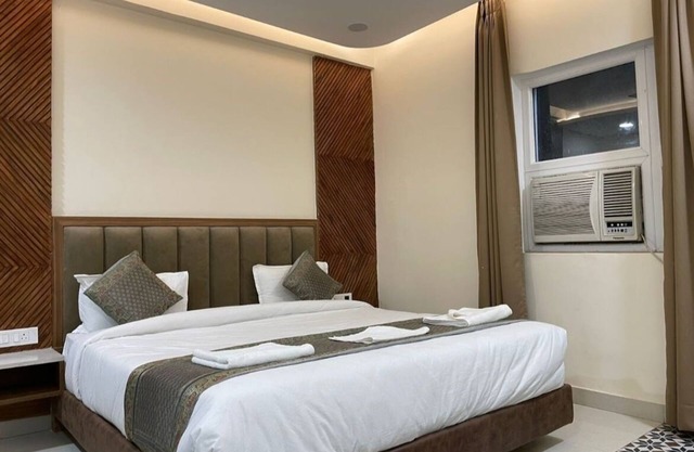 Near Kashi Vishwanath temple Charming 9-bedroom hotel with AC, WiFi Varanasi