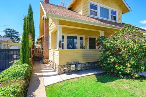 Near LA Cozy Home with Full Kitchen & Laundry