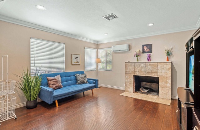 Near ONT Modern Family Home w Full Amenities