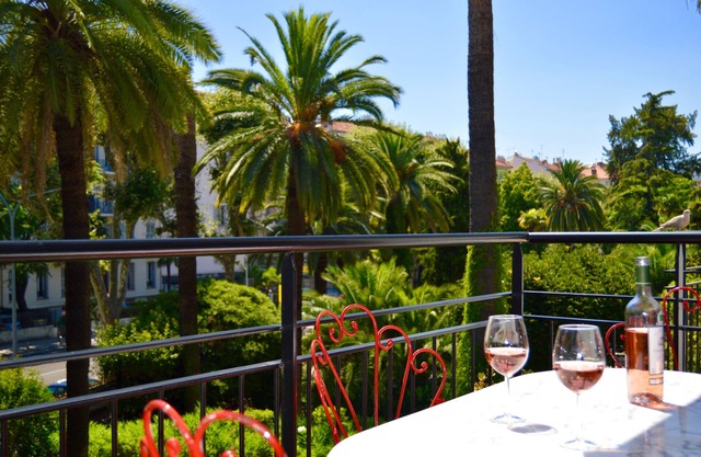 Near Place Garibaldi, Modern 1-Bedroom with Fabulous Sunny Terrace, Garden View