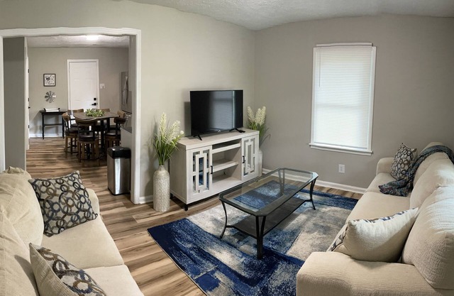 Near Shows,Food,Casino, Racing Sleeps 6, family/pet friendly, 2 miles to post