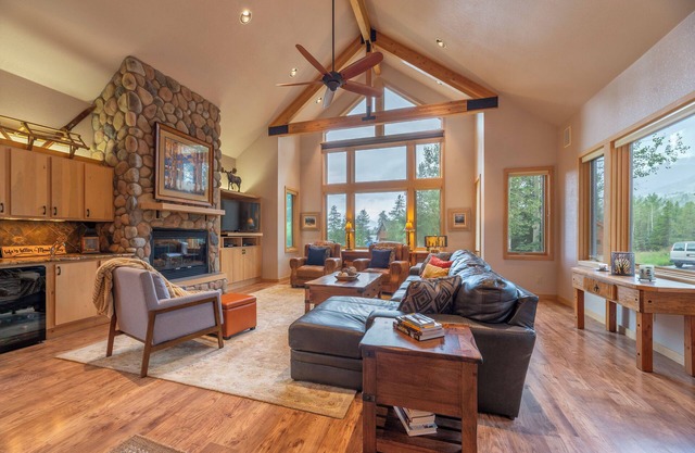 Near Slopes, Private Family Home, HotTub, Centrally located to all Ski Resorts!