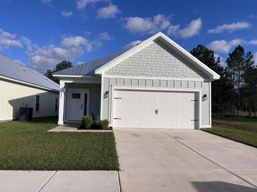 Near Sports Complex OWA beaches shopping restaurants mini golf Central to all the fun Foley has to offer King bed