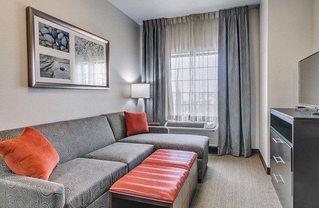 Near Texas Tech University. Free Breakfast. Suite w/Full Kitchen.