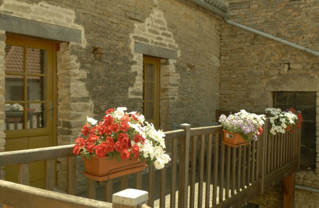 Near the castle of the Count of Bussy Rabutin (historical monument) studio 4 p