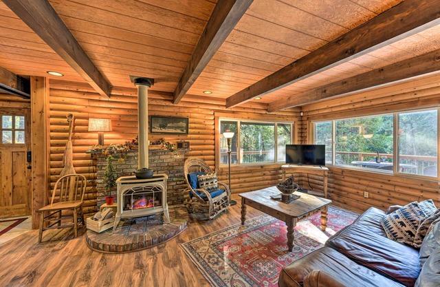 Near Vineyards: Cabin w/Hot Tub in Pollock Pines!