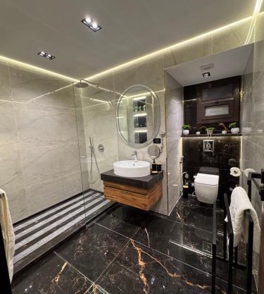 Nefertiti's Modern Majesty