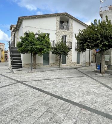 Nel borgo di Capri Leone