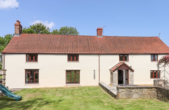 NEMPNETT FARMHOUSE, pet friendly, with hot tub in Blagdon