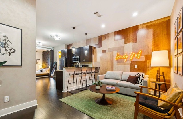 Neon Daes Amazing 1 Bedroom Near Vandy and Broadway!