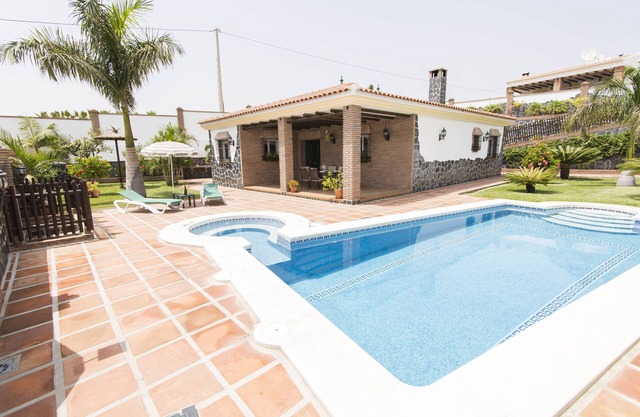 NERJA: VILLA WITH PRIVATE LIVING CLIMATE WITH JACUZZIS, IN NERJA (MALAGA)