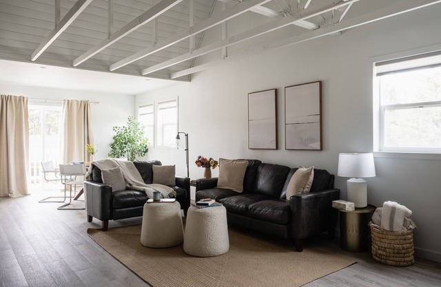 Nest Market Loft -2 bed lux Neskowin loft. Steps to beach & market. Great rates!