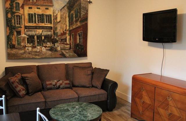 Nestled Between 2 Beaches - White Rock Or Crescent Beach