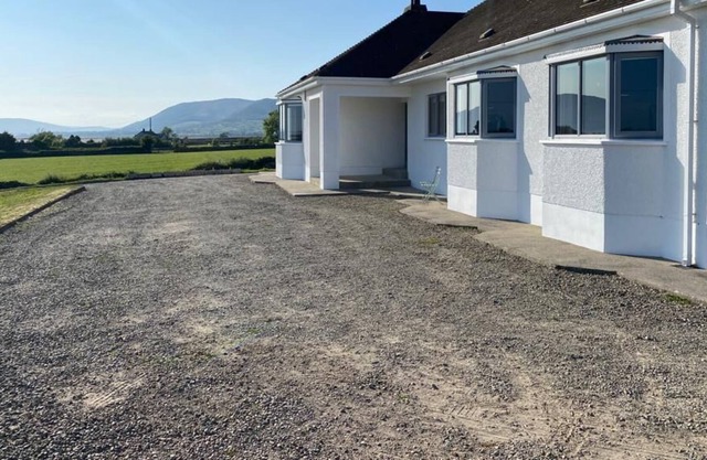 Nestled in the magnificent Mournes. 5 minutes to the beach. Countryside peace.