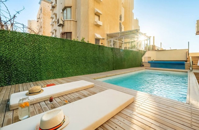 Netanya Beach & Pool Comfort Stay