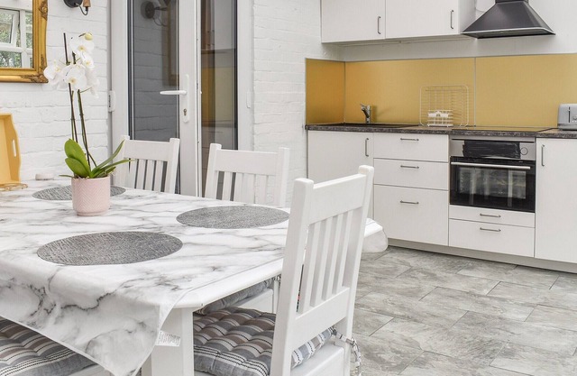 Nether Oslands is just steps away from the River Hamble making it a perfect spot for kayaks, paddleb