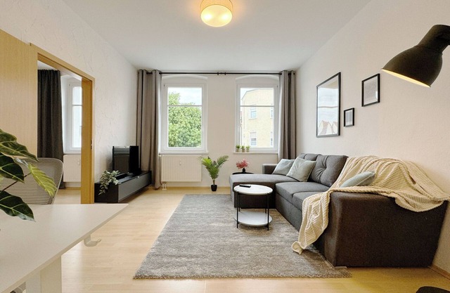 NEU: Morgensonne: 55m² 2-Zimmer Wohnung in Schönebeck für bis zu 4 Gäste