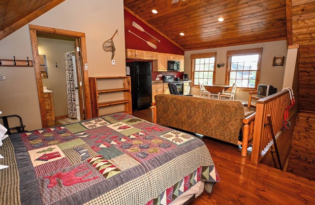 New 1 bedroom lake cabin with FREE resort amenities