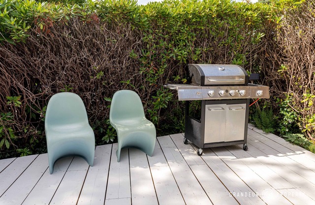 NEW 3 bed house w/ log burner, garden, 5 min beach