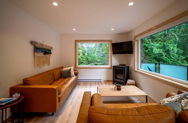 New! 3 bedroom with hot tub - Tofino Secret Spot Cabin