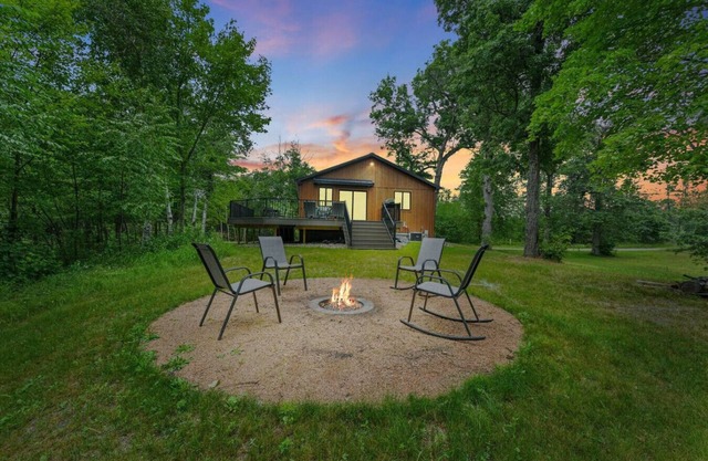 New! 3BR Sleeps 10! Firepit!