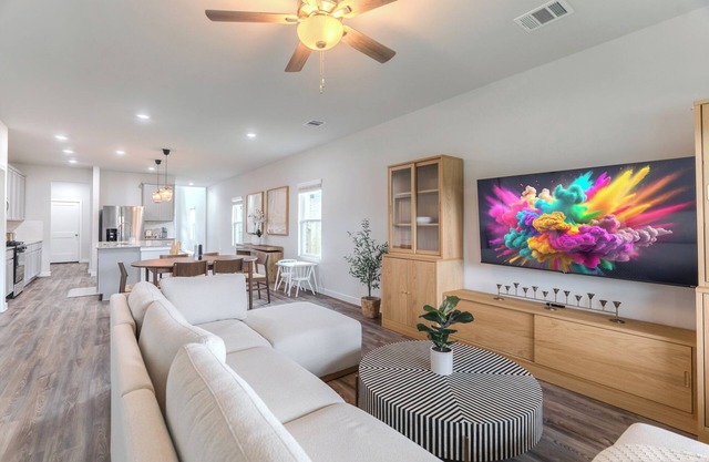 NEW 5 bdr + lake view + playground + BBQ, fits 10!