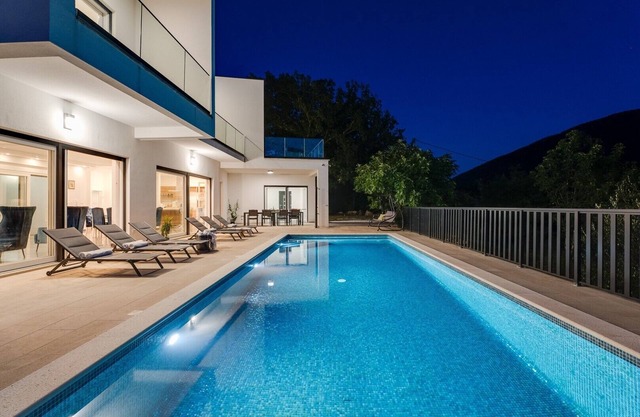NEW! 5-bedroom Villa Giro with heated swimming pool
