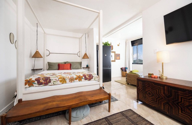NEW! 5 mins to Magen's Bay and Restaurants!