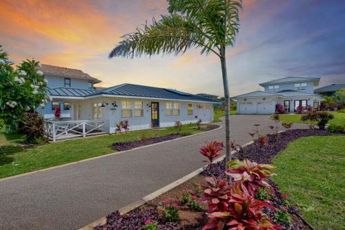 NEW - 7BD Farmhouse Estate - AC Pool Slide Gym Pickleball