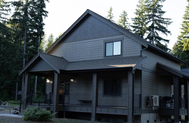 NEW 8 PERSON cabin walking distance from Downtown Packwood!