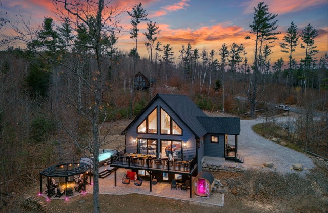 New A-Frame Chalet - Mountain Views-Sleeps 14 w/SwimSpa-Firepit-Sauna-DogsOK