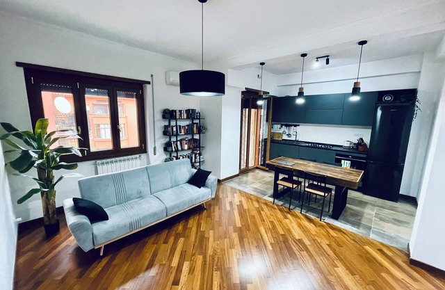 New apartment in Rome Trastevere w/2 beds, living, excellent transport