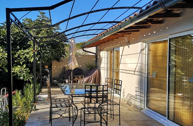 New apartment, self-contained 2 Adults AB 2060544