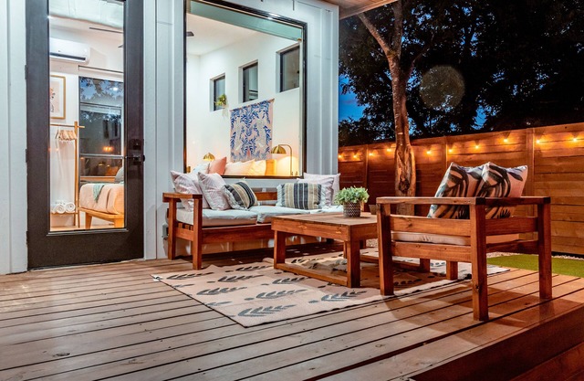 *NEW* Backyard oasis with Cowboy Pool + 10-min drive to Austin hot-spots