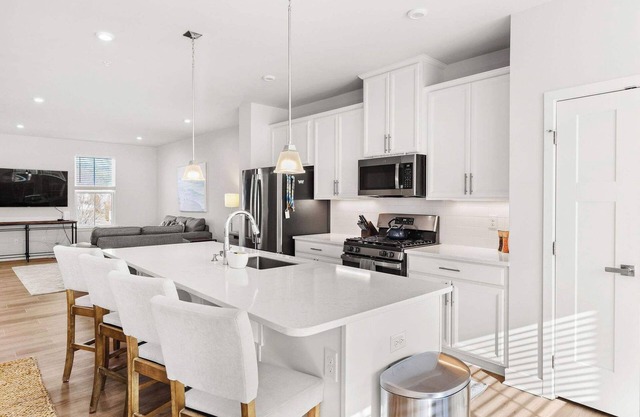 NEW Bayside Townhouse Community Pool & Hot Tub