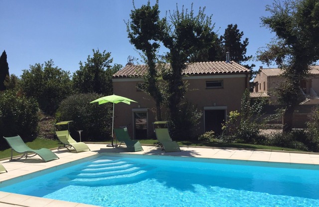 New BBC Villa with pool - Garden - Parking - in a Provencal town