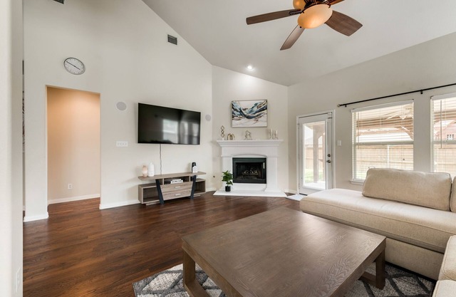 New, beautiful 5 BR, 10 beds, near AT&T Stad,Joe Pool, Sixflag, and pet friendly