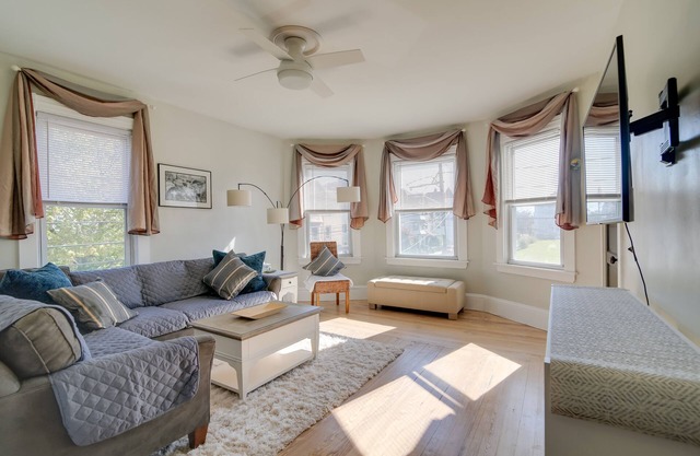 New Bedford Apartment ~ 4 Mi to Fort Phoenix Beach