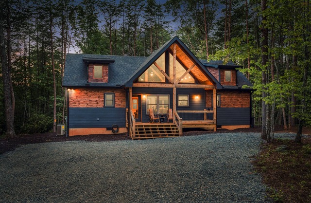 *NEW CABIN*HOT TUB*/Outdoor Fireplace/Lake/Pond Behind Property/PAC Man/Nintendo