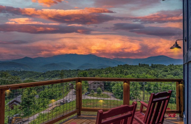 New Cabin, Million Dollar View, Fire Pit, 3 Miles from Gatlinburg, Hot Tub