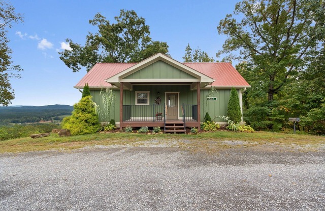 New cabin with incredible mountain views