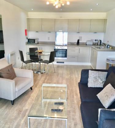 New Central Woking 1 and 2 Bedroom Apartments with Free Gym, close to Train Station