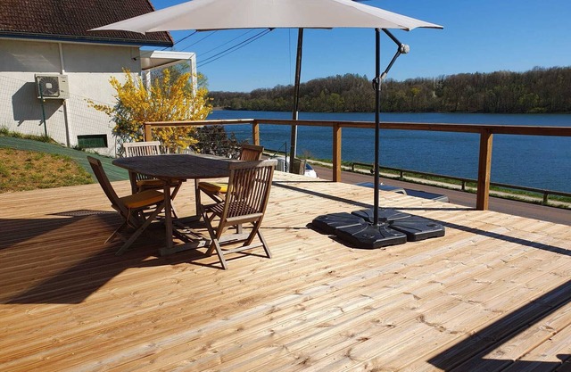 New chalet with direct view of Lac de Charmes