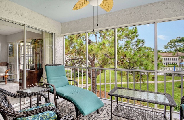 NEW! Charming 2/2 Condo Meadows Wedgewood Top Floor