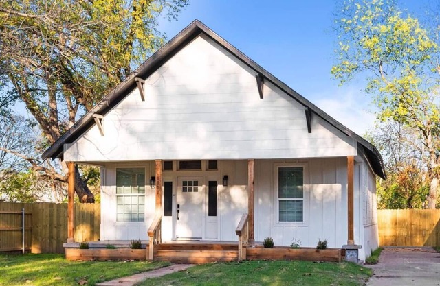 New! Charming 2-Bedroom Home Minutes to Downtown