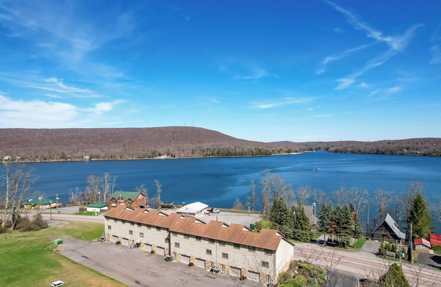 New: Charming Condo with Lake Views. Super Central!